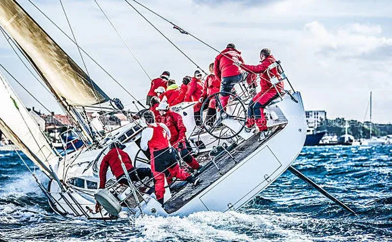 谈球吧登录网蓝色光标职业足球运动员英语作文范文：窥探职业足球运动员的日常训练与生活